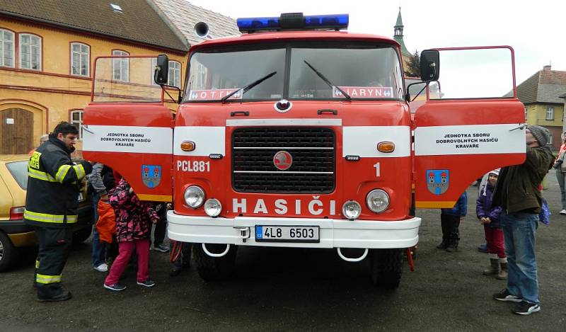 V sobotu dopoledne hasiči auto po přestavbě slavnostně představili veřejnosti.