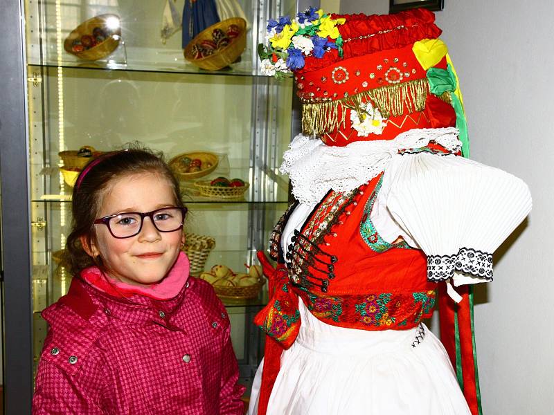 Výstava kraslic a krojů v Městském muzeu v Mimoni.