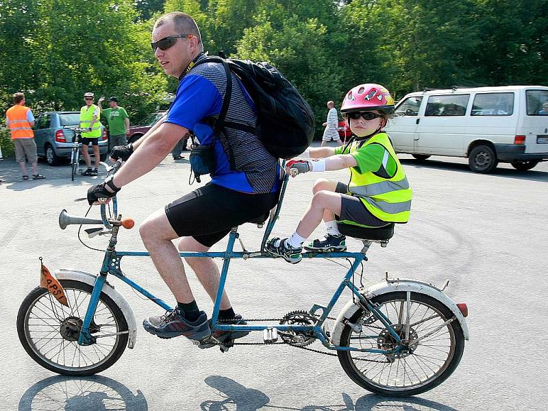 Vyznavači vícemístných kol se už potřicáté sešli letos v Mimoni, aby vyrazili na pohodový výlet kolem ralska. Do netradičního pelotonu se zařadilo na sedm desítek kol. 