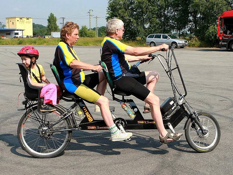 Vyznavači vícemístných kol se už potřicáté sešli letos v Mimoni, aby vyrazili na pohodový výlet kolem ralska. Do netradičního pelotonu se zařadilo na sedm desítek kol. 