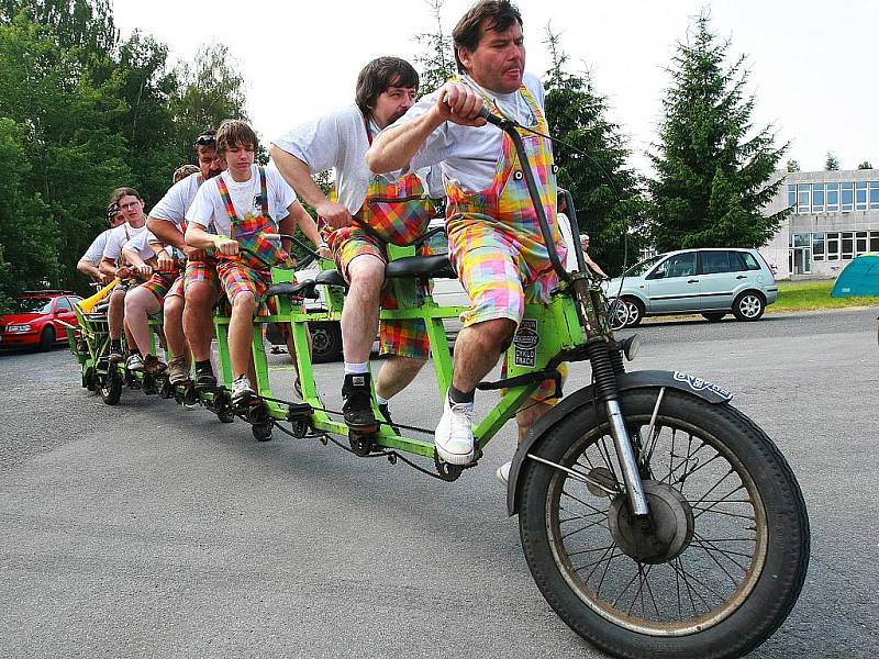 Vyznavači vícemístných kol se už potřicáté sešli letos v Mimoni, aby vyrazili na pohodový výlet kolem ralska. Do netradičního pelotonu se zařadilo na sedm desítek kol. 