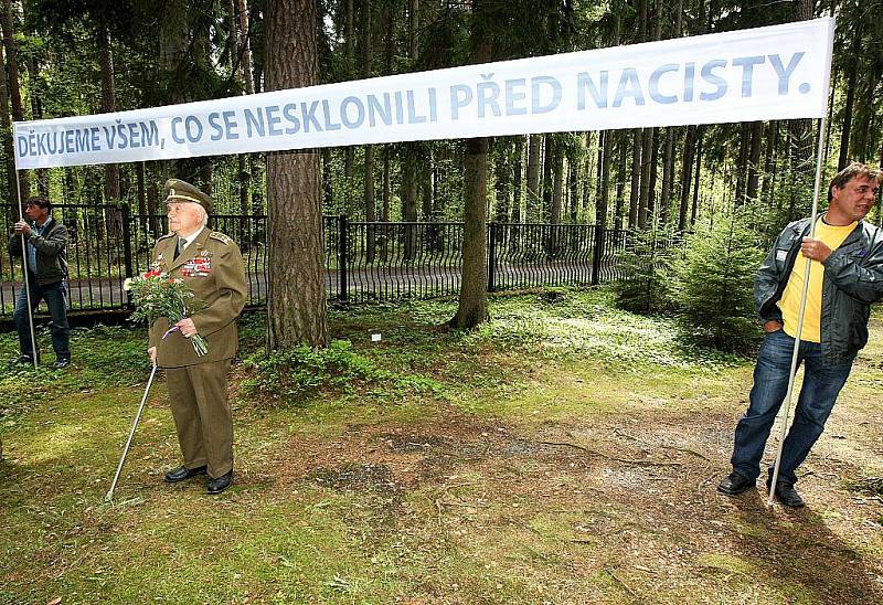 Na novoborském Lesním hřbitově proběhl pietní akt, kterým si přítomní připomněli 65. výročí konce druhé světové války.