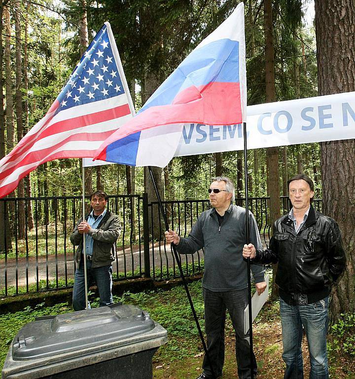 Na novoborském Lesním hřbitově proběhl pietní akt, kterým si přítomní připomněli 65. výročí konce druhé světové války.