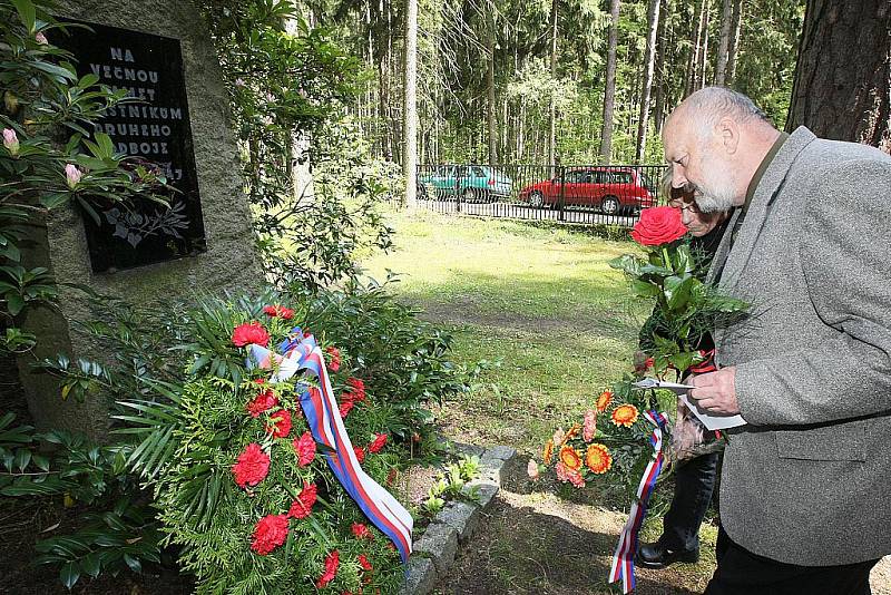 Na novoborském Lesním hřbitově proběhl pietní akt, kterým si přítomní připomněli 65. výročí konce druhé světové války.