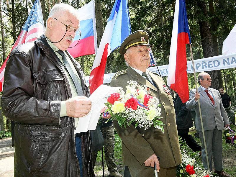 Na novoborském Lesním hřbitově proběhl pietní akt, kterým si přítomní připomněli 65. výročí konce druhé světové války.