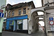 Chátrající dům v rohu náměstí T. G. Masaryka v České Lípě chce město koupit a opravit.