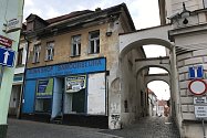 Chátrající dům v rohu náměstí T. G. Masaryka v České Lípě.