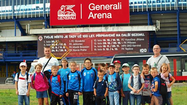 Mladí hráči kravařského fotbalového klubu si v neděli užili výlet do hlavního města. Jeho hlavním cílem byl zápas pražské Sparty. 