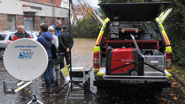 Mobilní vysílač. Novinka je vybavena přenosnou elektrocentrálou, mobilním vykrývačem pro digitální radiovou síť ZZS LK s odpovídající anténou, satelitním přijímačem datové sítě. 