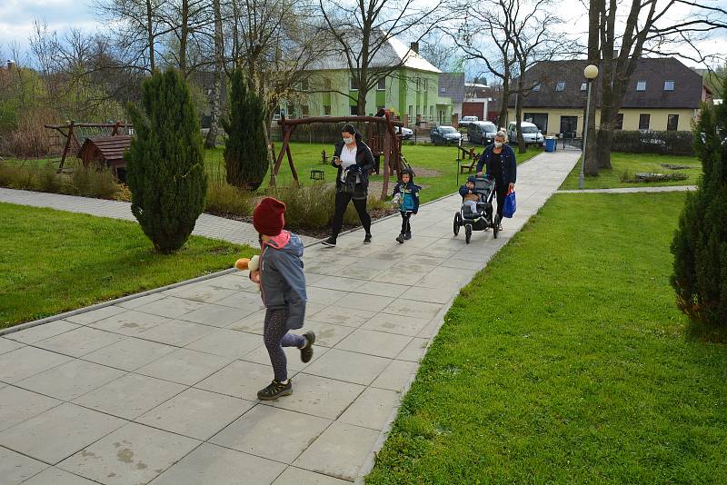 Natěšené děti se dnes vracely do mateřských školek i v České Lípě. Po dvou měsících se školky vrátily do běžného režimu. Uvolnění vládních opatření proto uvítali i jejich rodiče.