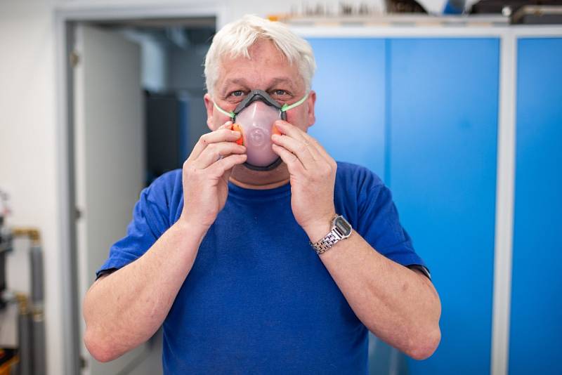 Ve výrobnu respirátorů se proměnila dílna Střední uměleckoprůmyslové školy sklářské v Kamenickém Šenově. Vznikají tu ochranné respirátory a brýle. Za pomocí 3D tiskárny a laseru.