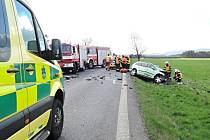 Tragická dopravní nehoda, při které se v Jestřebí střetl nákladní automobil s osobním.