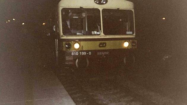 První vlak staví na nové zastávce ČD Česká Lípa - Holý vrch. Byla neděle.