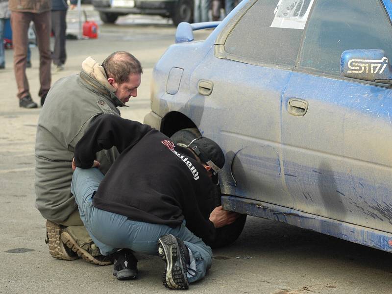 Na start čtvrtého dílu se postavilo dvaačtyřicet posádek, které si tak mohly vyzkoušet pocity účastníků Rally Bohemia nebo Setkání mistrů.