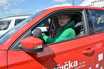 Snížit rizika nehod absolventů autoškol i mladých šoférů je cílem pilotního projektu „Start driving“, který jeho tvůrci představovali na autodromu v Sosnové.