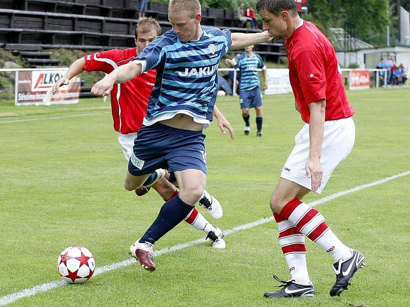 Poslední zápas v letošní sezoně České fotbalové ligy odehráli fotbalisté českolipského Arsenalu v Kunicích. Karel Kaňkovský se probíjí mezi Švejdou a Havlíčkem.