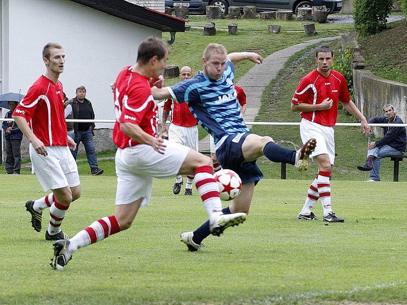 Poslední zápas v letošní sezoně České fotbalové ligy odehráli fotbalisté českolipského Arsenalu v Kunicích. Kaňkovský bojuje před domácí brankou o míč se Švejdou. Akci sledují Rajhon s Havlíčkem.