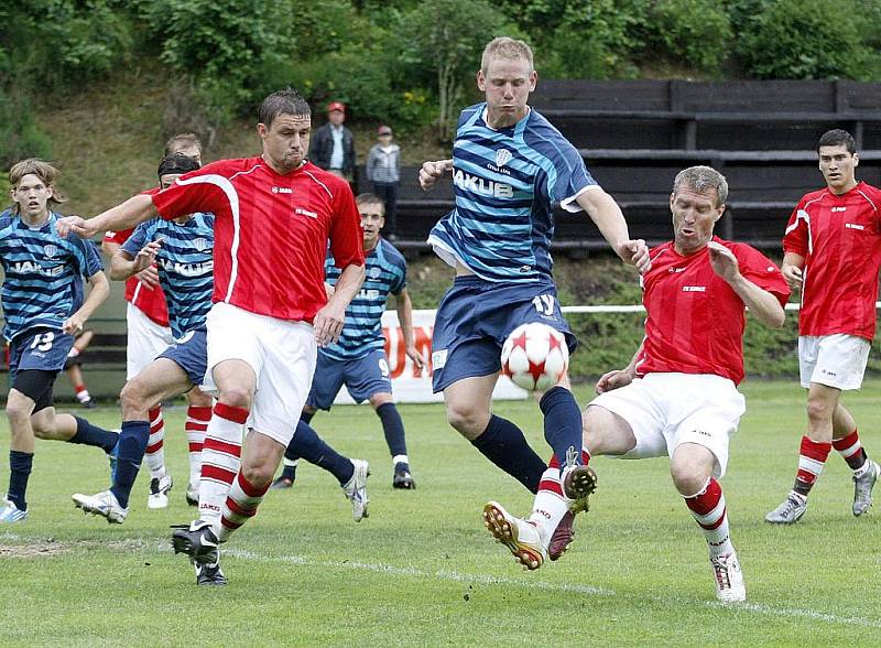 Poslední zápas v letošní sezoně České fotbalové ligy odehráli fotbalisté českolipského Arsenalu v Kunicích. Kaňkovský se snaží prosadit v souboji s Havlíčkem a Hyským.