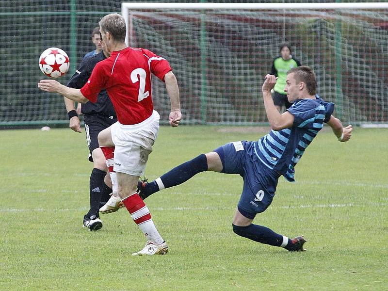 Poslední zápas v letošní sezoně České fotbalové ligy odehráli fotbalisté českolipského Arsenalu v Kunicích. Rozhodčí Čuřín sleduje souboj Novotného s Hyským.