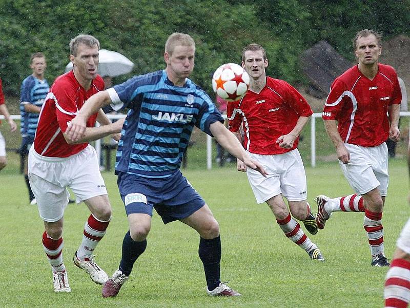 Poslední zápas v letošní sezoně České fotbalové ligy odehráli fotbalisté českolipského Arsenalu v Kunicích. Kaňkovský střežen Hyským, Rajhonem a Brabcem.