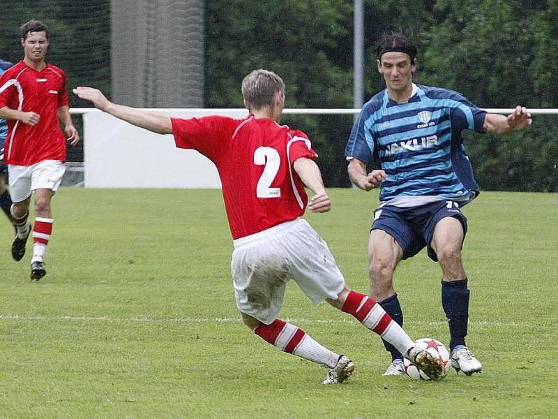 Poslední zápas v letošní sezoně České fotbalové ligy odehráli fotbalisté českolipského Arsenalu v Kunicích. Hyský zastavuje akci Kousala.