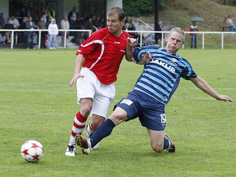 Poslední zápas v letošní sezoně České fotbalové ligy odehráli fotbalisté českolipského Arsenalu v Kunicích. Kaňkovský zakončuje přes Švejdu, ale míč končí vedle branky.