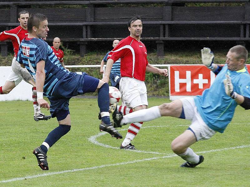 Poslední zápas v letošní sezoně České fotbalové ligy odehráli fotbalisté českolipského Arsenalu v Kunicích. Gólman Šilhavý likviduje šanci Novotného.