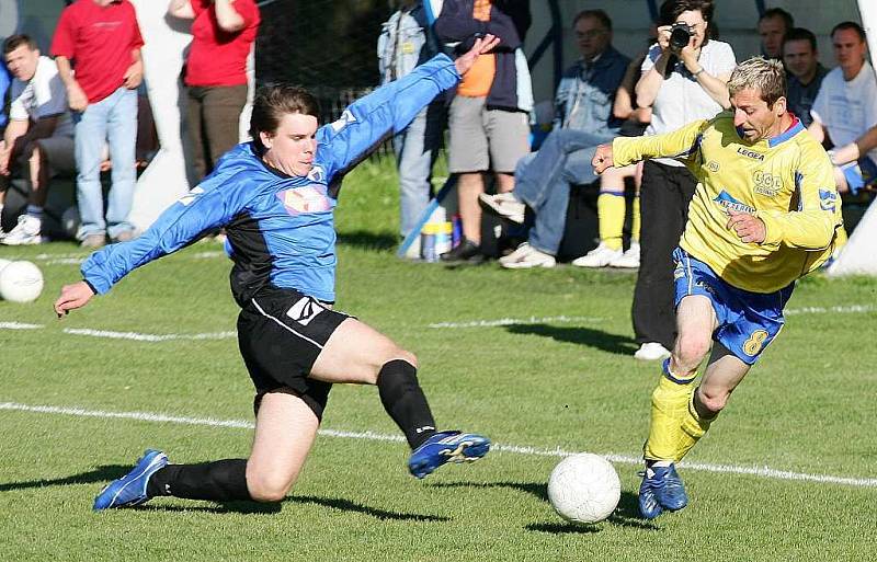 Fotbalisté českolipské Lokomotivy porazili Dubou 3:0. Jeništa se snaží zastavit akci Černého.