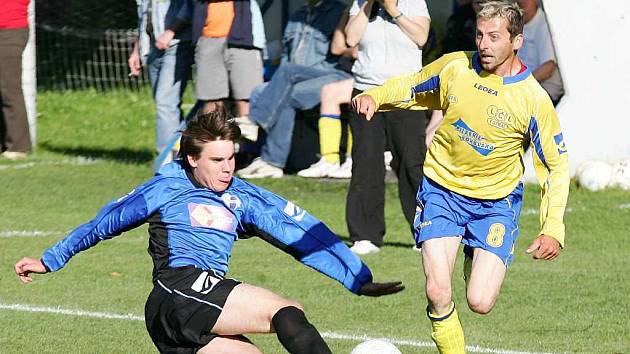 Fotbalisté českolipské Lokomotivy porazili Dubou 3:0. Jeništa se snaží zastavit akci Černého.