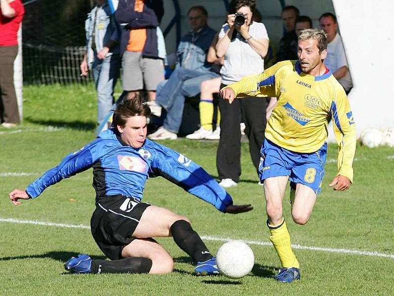 Fotbalisté českolipské Lokomotivy porazili Dubou 3:0. Jeništa se snaží zastavit akci Černého.