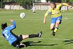 Fotbalisté českolipské Lokomotivy porazili Dubou 3:0. Obranný zákrok Lodinského přišel pozdě, ale střelu Součka vyrazil golman Dvořák.