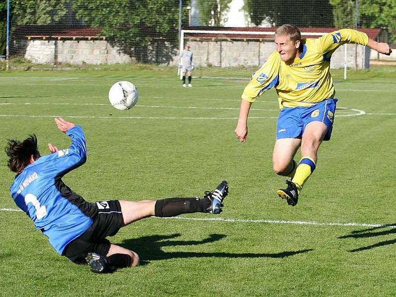 Fotbalisté českolipské Lokomotivy porazili Dubou 3:0. Obranný zákrok Lodinského přišel pozdě, ale střelu Součka vyrazil golman Dvořák.