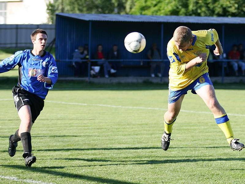 Fotbalisté českolipské Lokomotivy porazili Dubou 3:0. Další velkou šanci neproměnil Souček, když míč poslal hlavou vedle branky.