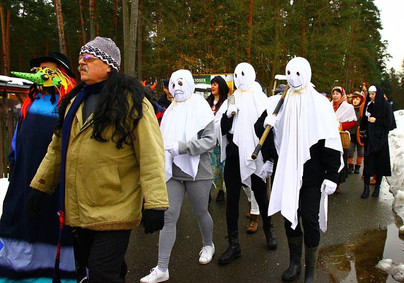 Pestrá škála masek se sešla na sobotním masopustu v Hamru na Jezeře.