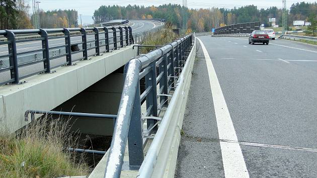 Obchvat zatím představuje jen první etapa u Sosnové zastavená v roce 2010 tehdejším ministrem dopravy Vítem Bártou.