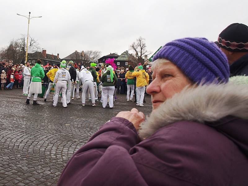 V sobotu vyrazil do ulic masopustní průvod v čele s Novoborskými mažoretkami a bubeníky Tam Tam Batucady.