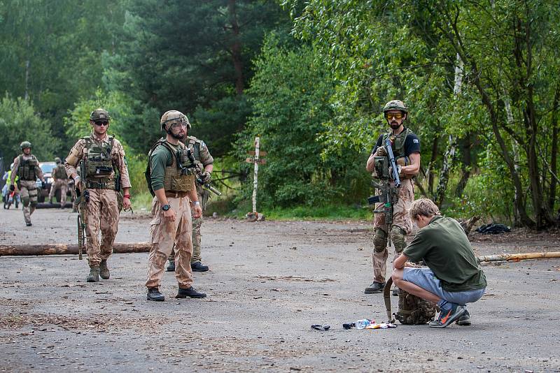 Osmdesátihodinová airsoftová simulace, Protector 2016 pokračovala 21. července v části bývalého vojenského prostoru Ralsko na Českolipsku. Do akce typu LARP (z anglického Live Action Role Play) je zapojeno je přes 1000 airsoftových bojovníků z několika ze