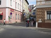 JEN S KOTOUČEM. Nový systém parkování v Jiráskově ulici platí od března. Řada řidičů o tom neví nebo nařízení nedbá.