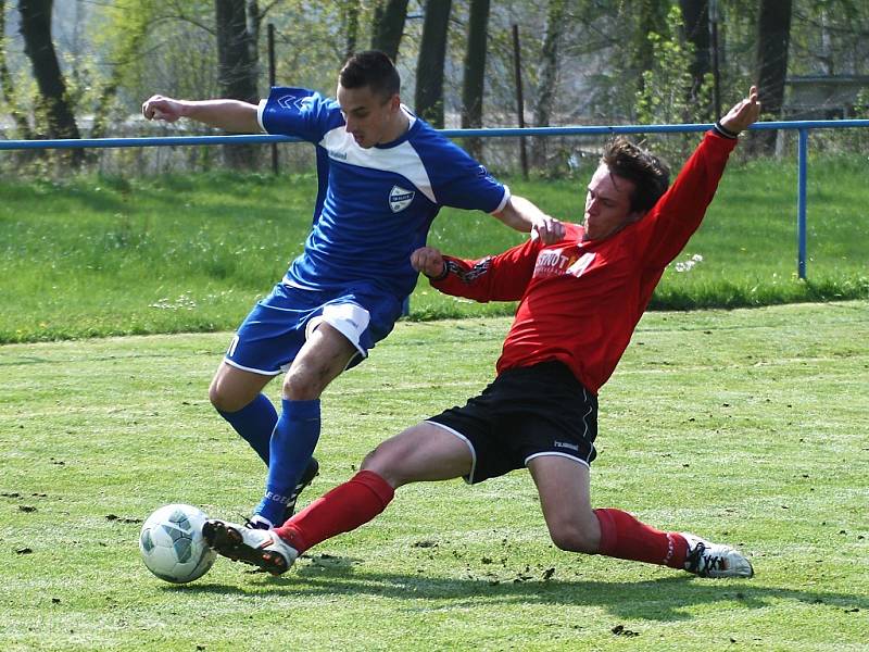 Skalice - Mimoň 6:1. Sukovatý zastavuje průnik domácího Švece (v modrém).