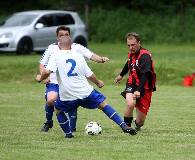 Bukovany (červené dresy) doma porazily Dubou 4:2.