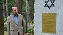 Symbolický hrob židovských obyvatel Nového Boru, kteří se během II. světové války stali oběťmi holocaustu, odhalili na novoborském Lesním hřbitově.