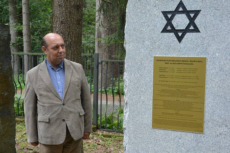 Symbolický hrob židovských obyvatel Nového Boru, kteří se během II. světové války stali oběťmi holocaustu, odhalili na novoborském Lesním hřbitově.