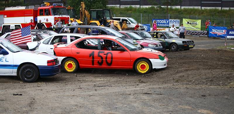 Destruction derby na autodromu. Den první.