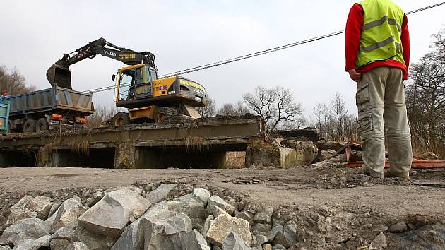 Oprava mostu v Žizníkově začala březnovou demolicí.