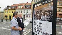 Výstava Zrcadla do historie bude v českolipských ulicích do konce října.