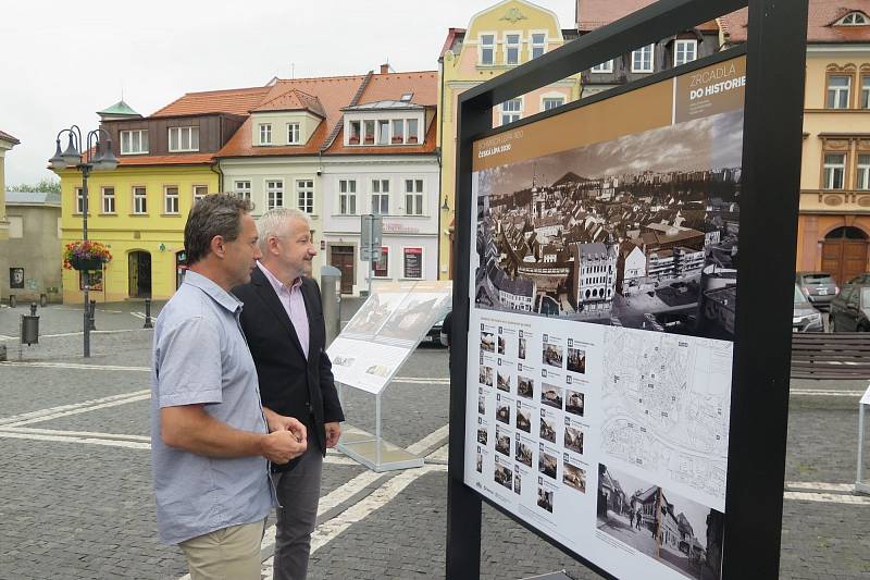 Výstava Zrcadla do historie bude v českolipských ulicích do konce října.