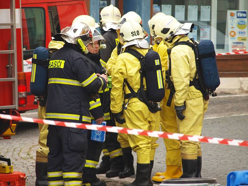 Hasiči a policie krátce po 11. hodině hlavní poštu uzavřeli, částečně evakuovali a povolali na místo speciální chemický tým.