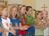 Českolipský dětský sbor přijímá děti již od tří let a dává jim základy artikulace, dýchání a vede je hravou formou k lásce ke zpěvu a hudbě obecně.