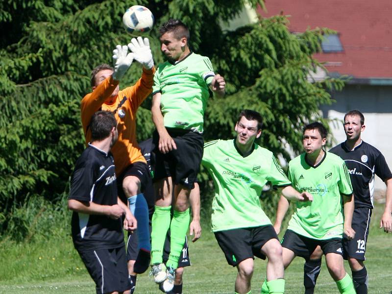 Kamenice - Doksy B 1:0 (0:0). Vašek Serdel přeskočil hostujícího gólmana Szaba a střílí vítěznou branku.