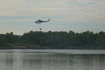Policejní vrtulníky nabíraly vodu v rybníce Holany, kvůli požáru v Tuhanci provedly zhruba 22 shozů hasební látky.